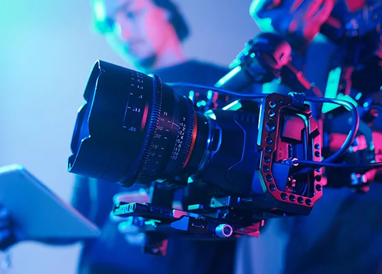 Cámara de cine en una producción de Studio Montes