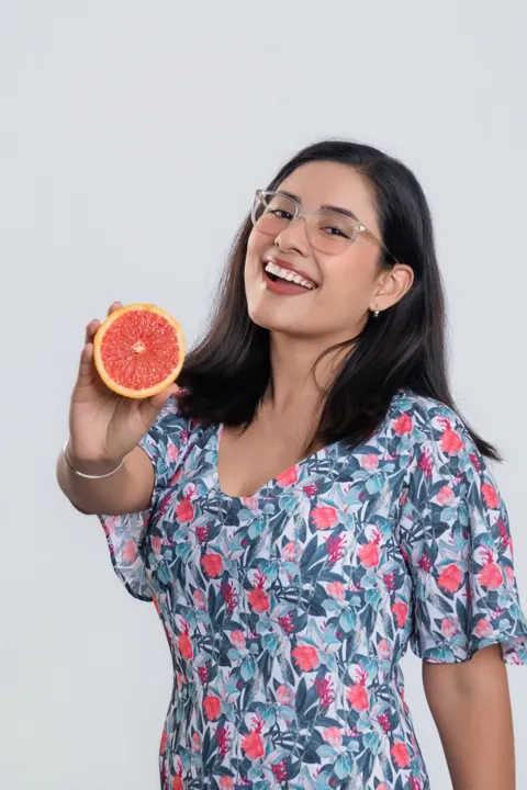 Retrato creativo con una rodaja de fruta