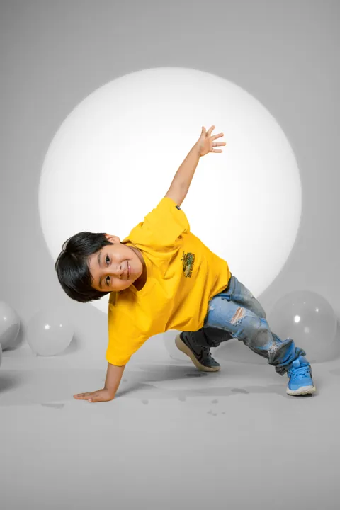 Retrato de niño con camiseta amarilla