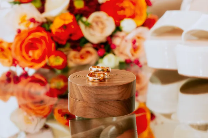 Anillos y flores de boda