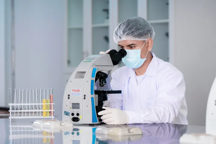 Profesional de laboratorio con microscopio