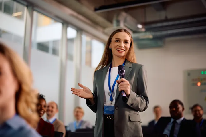 Presentadora durante una conferencia