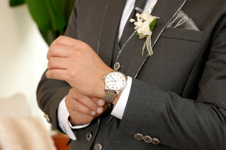 Detalle de traje y reloj de novio